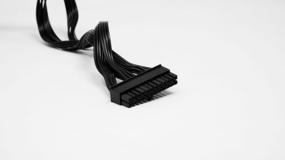 Fuente de poder GAMER NACEB na-0626 800w 80 plus bronze, Conectores: 1x 20+4pin - 2x 8pin (p4+p4) - 3x PCIe 6+2p - 4x Molex - 6xSATA26